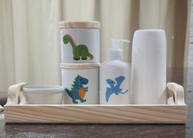 Kit higiene bebê Dino Baby 6 peças - potes e porta álcool - Peças Porcelana Tampa e bandeja Pinus