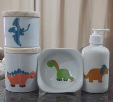Kit higiene bebê Dinossauro 4 peças - potes, porta álcool e molhadeira - Peças Porcelana Tampas Pinus