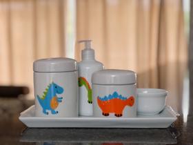 Kit higiene bebê Dinossauro 5 peças - Bandeja, potes, porta álcool e molhadeira - Tudo Porcelana