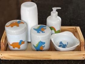 Kit higiene bebê Dinossauro 6 peças - Bandeja, potes, porta álcool e molhadeira - Peças Porcelana Bandeja Pinus