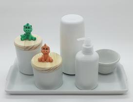 Kit higiene bebê Dinossauro 6 peças - Bandeja, potes, porta álcool e molhadeira - Peças Porcelana Tampas Pinus