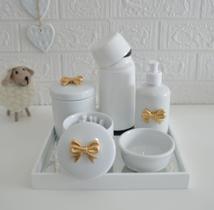 Kit Higiene Bebê K010 Apliques Dourado Bandeja Espelho Banho Quarto