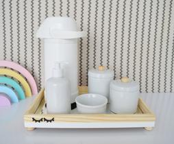 Kit Higiene Bebe K025 Bandeja Pinus Faixa Branco Cílios Porcelana Térmica Gel Quarto Decoração