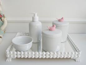 Kit Higiene Bebê K056 Porcelana Bandeja Pérola Branca Aplique Rosa Gel Kit Higiene Bebê K056 Porcelana Bandeja Pérola Branca Aplique Rosa Gel