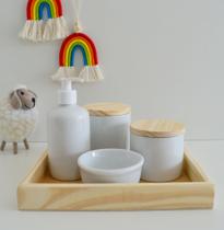 Kit Higiene Bebê K060 Madeira Porcelana Bandeja Pinus Gel Potes Montessoriano Tampas Pinus