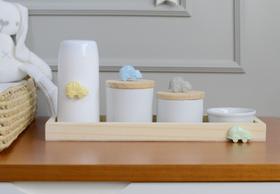 Kit Higiene Bebê K075 Porcelanas Bandeja Pinus Carrinho Mini Térmica Branca