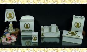 Kit Higiene bebê Mdf decorado 8 pçs - BRANCO COM PÉROLAS DE URSINHA Kit Higiene bebê Mdf decorado 8 pçs - BRANCO COM PÉROLAS DE URSINHA