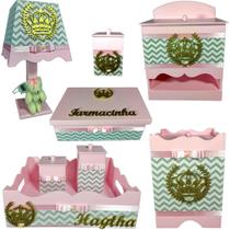 Kit Higiene bebê Mdf menina 8 peças - ROSA BB CHEVRON CINZA DE COROA Kit Higiene bebê Mdf menina 8 peças - ROSA BB CHEVRON CINZA DE COROA