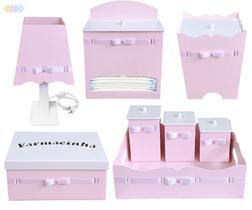 Kit Higiene Bebê Menina com 8 peças Cor Rosa e Fitas de Cetim Branca Kit Higiene Bebê Menina com 8 peças Cor Rosa e Fitas de Cetim Branca