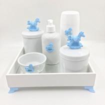 Kit Higiene Bebê Porcelana Cavalinho Azul Bandeja Mdf Garrafa 6pçs - TG Decor