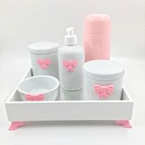 Kit Higiene Bebê Porcelana Lacinho Bandeja Mdf Garrafa Rosa 6pçs - TG Decor