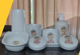 Kit higiene bebê Princesa Ursinha 6 peças - bandeja, potes, porta álcool e molhadeira - Peças Porcelana