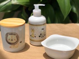 Kit higiene bebê Safari 3 peças - pote, porta álcool e molhadeira - Peças Porcelana Tampa Pinus