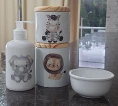 Kit higiene bebê Safari 4 peças - potes, porta álcool e molhadeira - Peças Porcelana Tampas Pinus