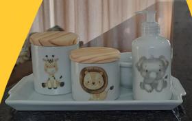 Kit higiene bebê Safari 5 peças - Bandeja, potes, porta álcool e molhadeira - Peças Porcelana Tampas Pinus
