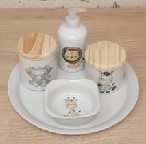 Kit higiene bebê Safari 5 peças - Bandeja Redonda, potes, porta álcool e molhadeira - Peças Porcelana Tampas Pinus