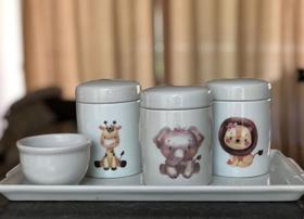Kit higiene bebê Safari 5 peças - MENINA - Bandeja, potes e molhadeira - Tudo Porcelana