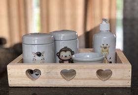 Kit higiene bebê Safari 5 peças Menino - Bandeja, potes, porta álcool e molhadeira - Peças Porcelana Bandeja Pinus