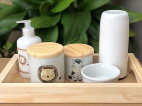 Kit higiene bebê Safari 6 peças - potes e porta álcool - Peças Porcelana Tampa e bandeja Pinus
