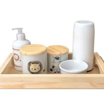 Kit higiene bebê Safari 6 peças - potes e porta álcool - Peças Porcelana Tampa e bandeja Pinus - Antilope Decor Porcelanas
