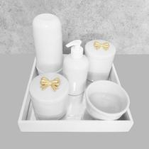 Kit Higiene C/ Garrafa Térmica Cilindrica E Bandeja Quadrada Laço Dourado Kit Higiene C/ Garrafa Térmica Cilindrica E Bandeja Quadrada Laço Dourado