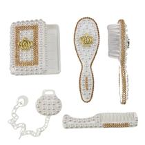 Kit higiene de bebê com Escova Pente Saboneteira prendedor de ChupetacomPérolas-Váriascores Kit higiene de bebê com Escova Pente Saboneteira prendedor de ChupetacomPérolas-Váriascores