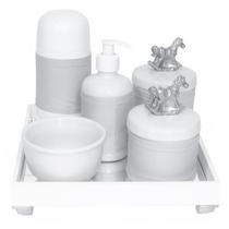 Kit Higiene Espelho Completo Porcelanas, Garrafa Pequena e Capa Cavalinho Prata Quarto Bebê Unissex Kit Higiene Espelho Completo Porcelanas, Garrafa Pequena e Capa Cavalinho Prata Quarto Bebê Unissex