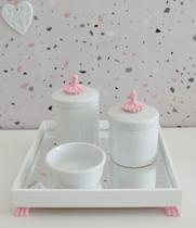 Kit Higiene K049 Bandeja MDF Porcelanas Apliques Rosa Quarto Bebê Kit Higiene K049 Bandeja MDF Porcelanas Apliques Rosa Quarto Bebê