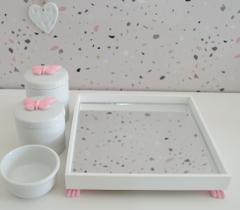 Kit Higiene K049 Bandeja MDF Porcelanas Apliques Rosa Quarto Bebê