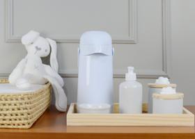 Kit Higiene K071 Cuidados Bebê Porcelanas Bandeja Pinus Térmica Nuvem Branca
