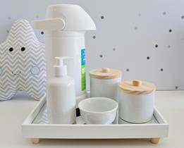 Kit Higiene Porcelana Bebê Térmica Branco K203 Tampa Pinus Bandeja Espelho Cuidado Quarto Unissex