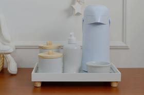 Kit Higiene Porcelana Bebê Térmica Branco K203 Tampa Pinus Bandeja Espelho Cuidado Quarto Unissex