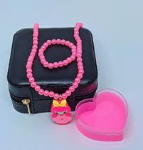 Kit Infantil Colar e Pulseira Miçangas com Pingente Urso Florzinha Teddy Coelho Sereia Flor Coloridas + Caixa Coração