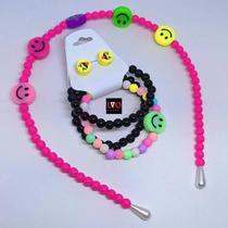 Kit Infantil Tiara Arquinho Smile Emoji + Conjunto 3 Pulseiras e Brincos Miçangas Coloridas para Meninas Presente