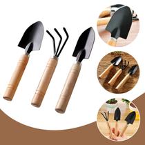 Kit Jardinagem Profissional 3 Peças Mini Pá Ancinho E Transplantador Cabo De Madeira Conjunto De Ferramentas Para Jardim e Horta flores Verduras Kit Jardinagem Profissional 3 Peças Mini Pá Ancinho E Transplantador Cabo De Madeira Conjunto De Ferramentas Para Jardim e Horta flores Verduras