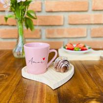 Kit Jogo 4 Xicaras de Porcelana com Pires em formato de coração em Madeira Pinus