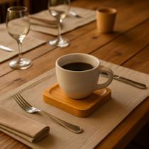 Kit Jogo 6 Xícaras em Porcelana Café Com Pires Quadrado em Madeira Pinus Kit Jogo 6 Xícaras em Porcelana Café Com Pires Quadrado em Madeira Pinus