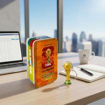 Kit Lata Classic Panini Copa do Mundo 2026 Adrenalyn Edição Especial CANADÁ com Brinde Chaveiro Taça da Copa Kit Lata Classic Panini Copa do Mundo 2026 Adrenalyn Edição Especial CANADÁ com Brinde Chaveiro Taça da Copa