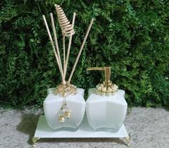 Kit Lavabo 250 ml com detalhes em dourado. Acompanha o aroma de Capim limão. Kit Lavabo 250 ml com detalhes em dourado. Acompanha o aroma de Capim limão.