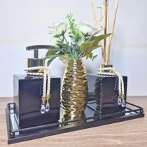 Kit Lavabo com Bandeja de Metal Espelhada, Aromatizador e Flor Decorativa Cor Dourado Sofisticação e Funcionalidade para Ambientes Refinados