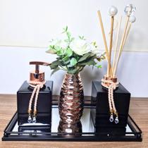 Kit Lavabo com Bandeja de Metal Espelhada, Aromatizador e Flor Decorativa Cor Rosê Gold Sofisticação e Funcionalidade para Ambientes Refinados