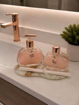 Kit Lavabo Luxo Aromatizador Difusor e Saboneteira Jolie Bandeja marmore Rose Flor de Cerejeira Kit Lavabo Luxo Aromatizador Difusor e Saboneteira Jolie Bandeja marmore Rose Flor de Cerejeira
