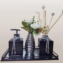 Kit Lavabo Luxo com Aromatizador, Saboneteira, Vaso com Flor e Bandeja de Metal Espelhada Preto com Prata Beleza, Organização em um só Lugar