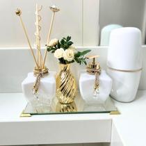 Kit Lavabo Luxuoso Aromatizador Saboneteira Bandeja Porta Escovas Vaso + Lindo Kit de Varetas - K260Dourado Coleção Patagônia - A Rica Decor e Cia