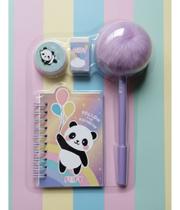 Kit Lembrancinha Caderneta Caneta Pompom e Coroa Divertidos Cor:Panda