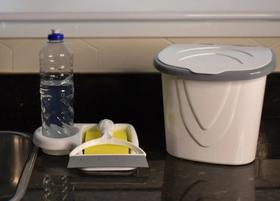 Kit Lixeira para Pia 3 L + Porta Detergente e Bucha + Rodo
