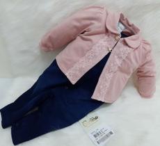 Kit Luxo Macacao Suedine Bebe Menina Paraiso + Casaco 9780 Kit Luxo Macacao Suedine Bebe Menina Paraiso + Casaco 9780