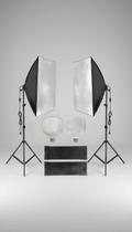Kit Luz Contínua 2 Softbox 50x70cm + 2 Lâmpadas LED 50W Kit Luz Contínua 2 Softbox 50x70cm + 2 Lâmpadas LED 50W