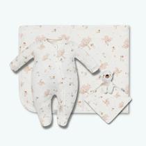 Kit Macacão Cueiro e Naninha Hug Presenteável Cerejeira Bege Kit Macacão Cueiro e Naninha Hug Presenteável Cerejeira Bege