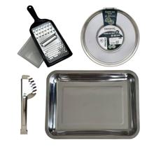Kit Macarronada 4 Peças Inox Completo Ralador Multifuncional, Escorredor 25cm, Pegador de Massa e Assadeira Kit Macarronada 4 Peças Inox Completo Ralador Multifuncional, Escorredor 25cm, Pegador de Massa e Assadeira